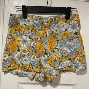 Urban Outfitters Size 6 Yellow Floral Zip Back Daisy Dukes Cotton Stretch Shorts